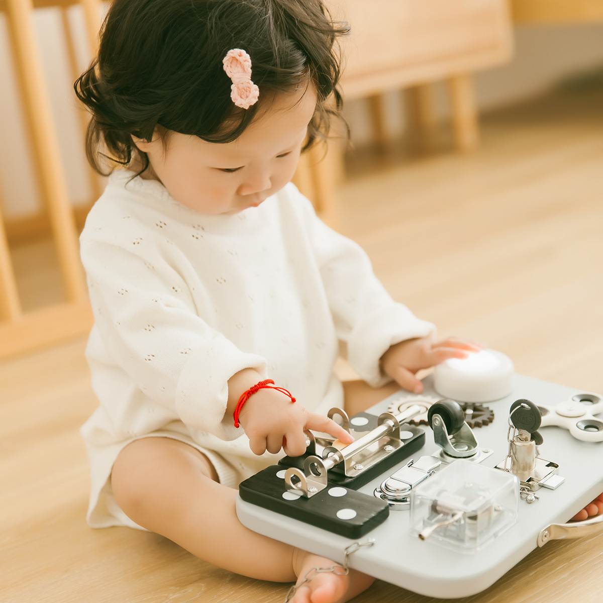 Drewniana tablica manipulacyjna Montessori – sosnowa